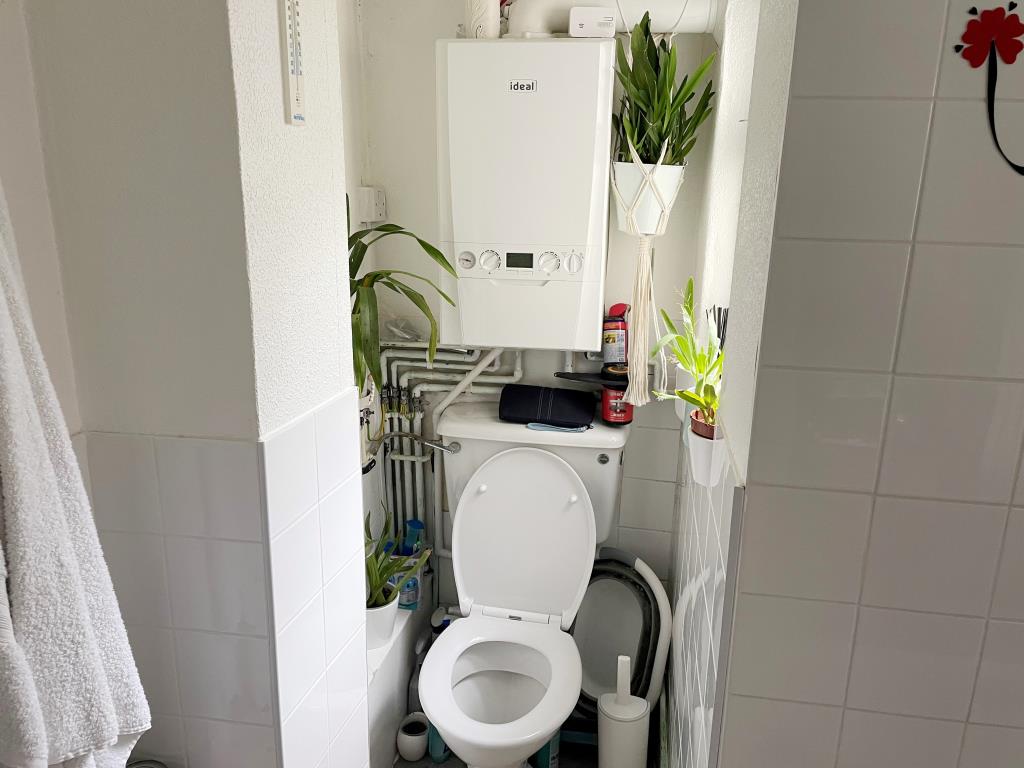 Lot: 71 - PATIO FLAT FOR INVESTMENT IN CITY CENTRE - White WC with gas bioler above